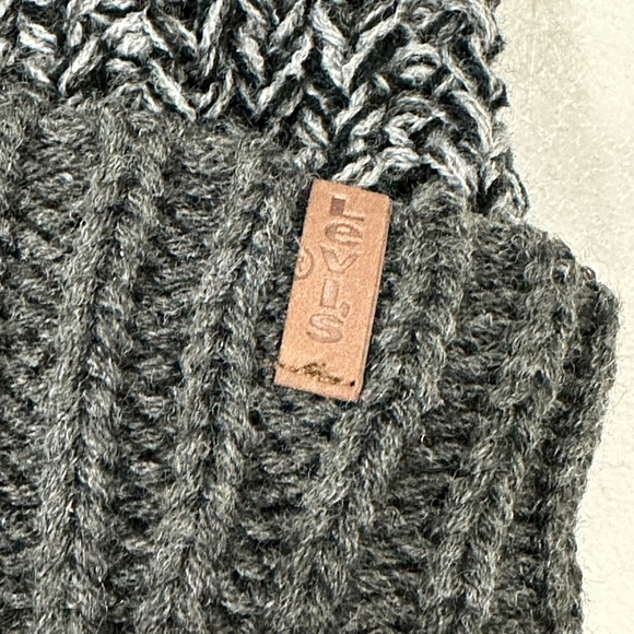 Levi’s Knit Hat Adult Unisex Feel inside Fleece Lined for Warmth Pom Logo Winter - Picture 3 of 7